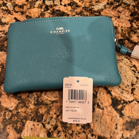 Wristlet light blue coach nwt - Picture 2 of 3